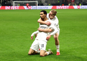 Hugo Ekitike fejrer en scoring for Eintrach Frankfurt sammen med Rasmus Nissen Kristensen.