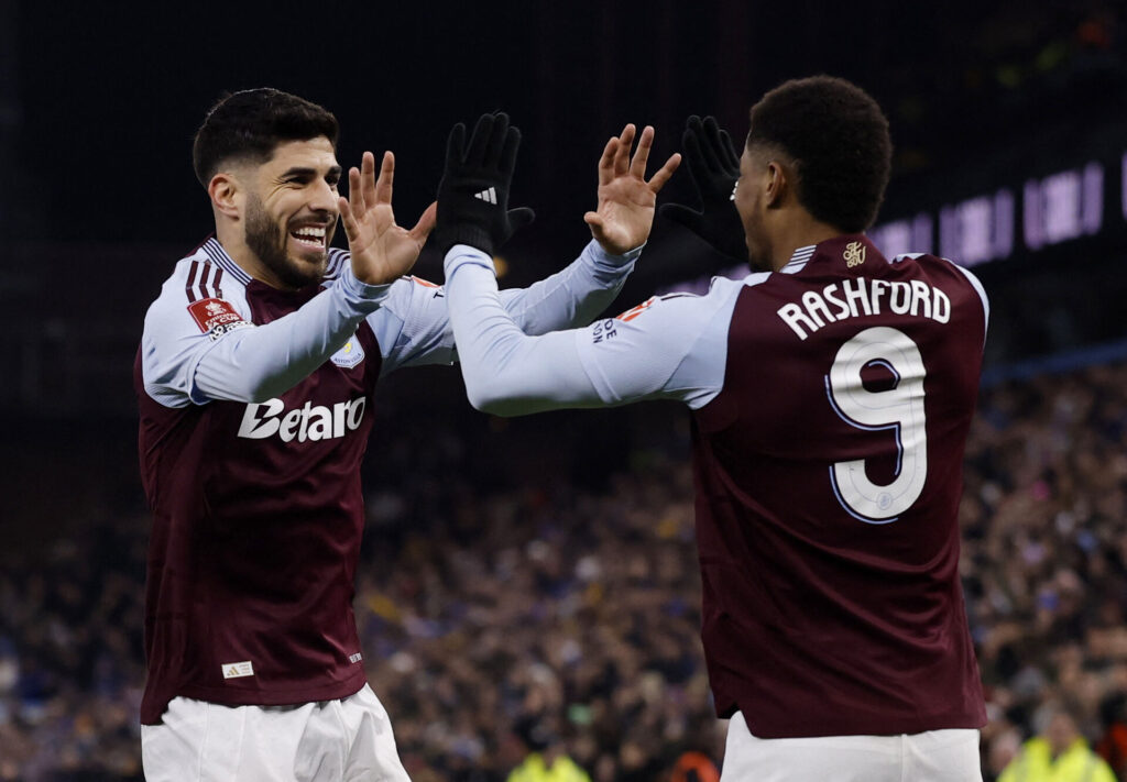 Marco Asensio og Marcus Rashford klapper hinanden i hænderne efter en Aston Villa-scoring