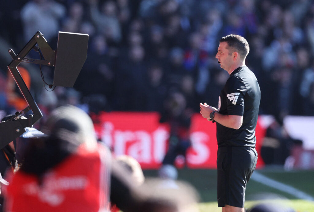 Michael Oliver ser på VAR-skærmen.