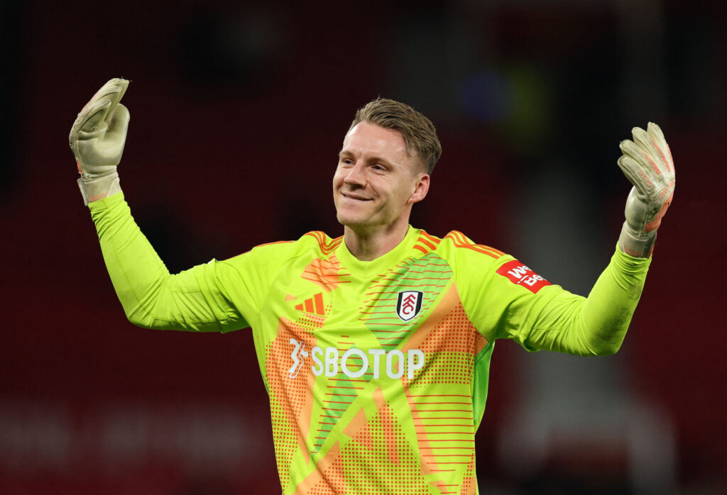 Bernd Leno slår ud med armene