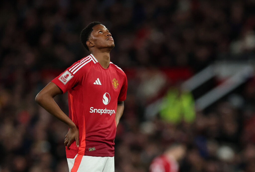 Chido Obi kigger op i luften for Manchester United.