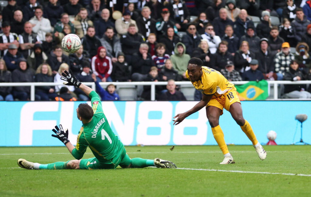 Danny Welbeck sparker bolden over Dubravka.