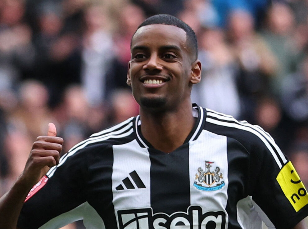 Alexander Isak giver thumbs up efter mål for Newcastle