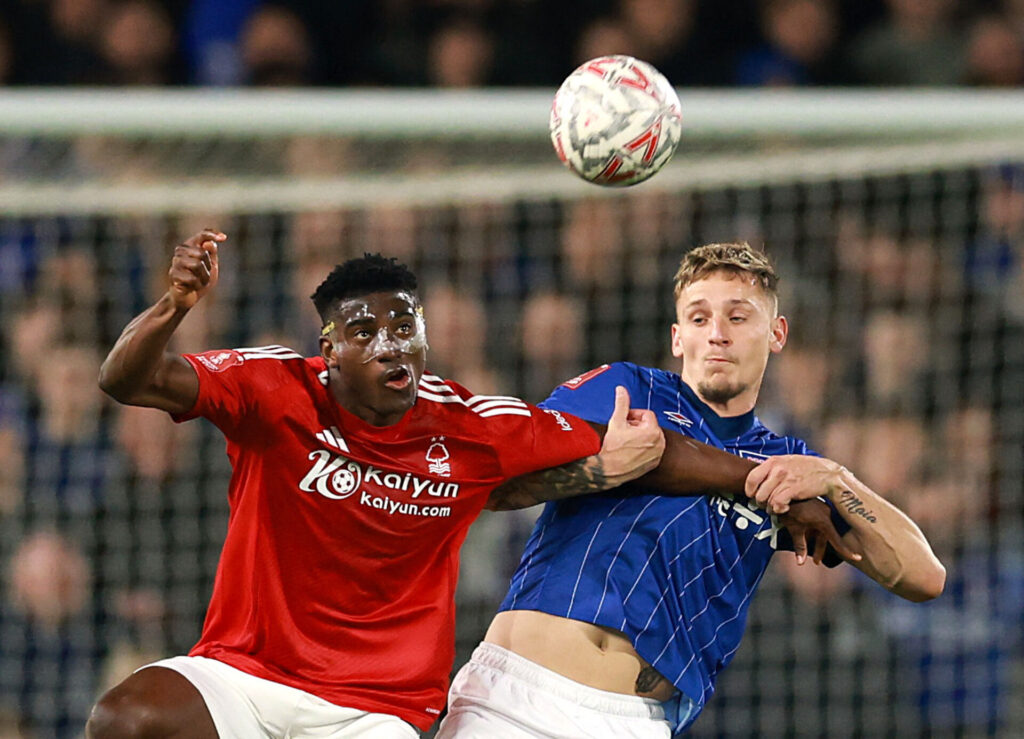 Nottingham Forests Taiwo Awoniyi i kamp om bolden med en Ipswich Town-spiller.