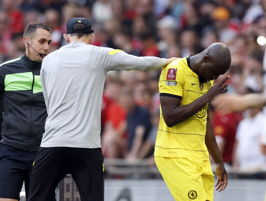 Tuchel klapper Romelu Lukaku på ryggen.