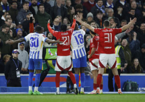 Både Brighton og Nottingham Forests spillere er uenige med dommeren.