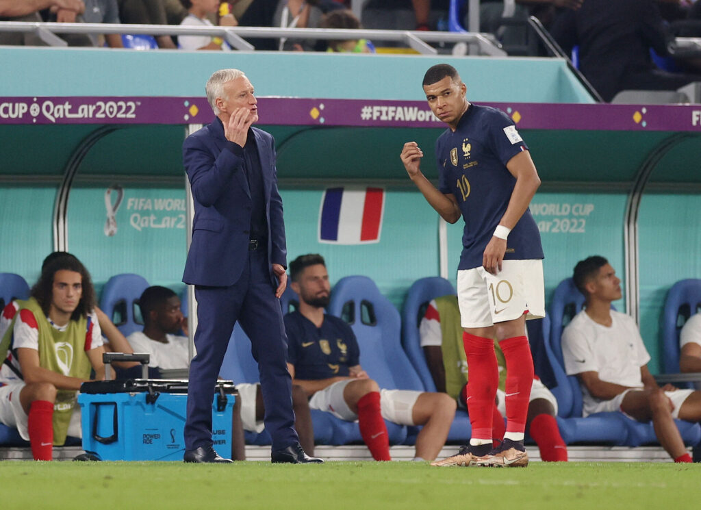 Didier Deschamps taler til Kylian Mbappe under VM i Qatar 2022.