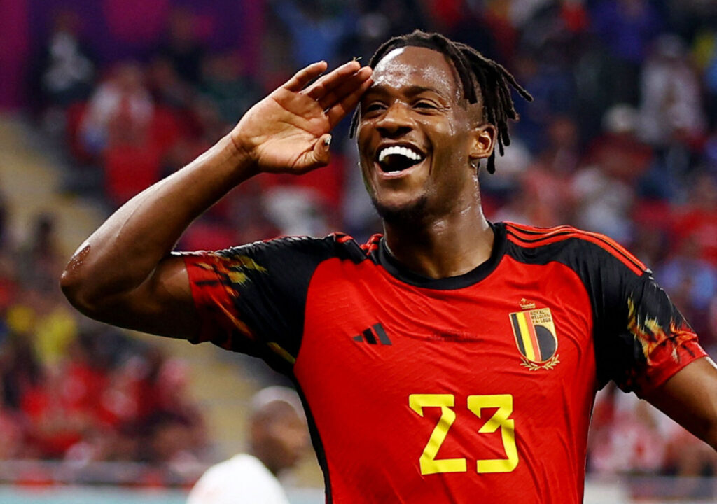 Michy Batshuayi gør honnør i den blegiske landsholdstrøje.