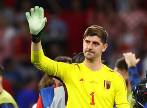 Thibaut Courtois vinker i den belgiske landsholdtrikot.