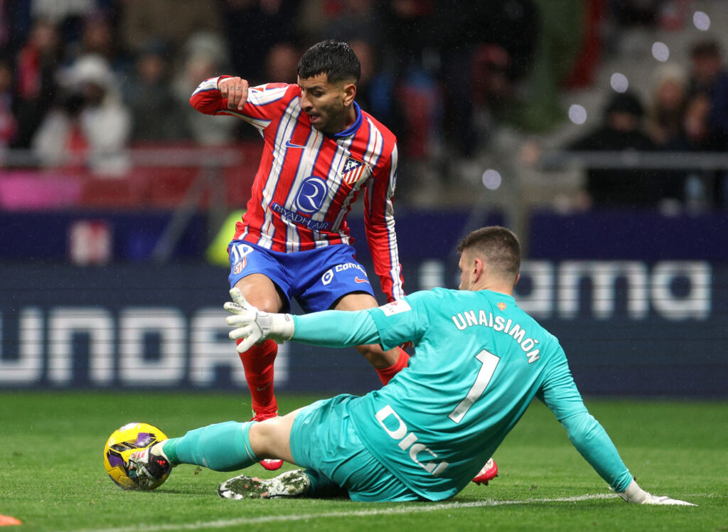 Angel Correa igang med en dribling