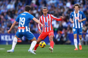 Antoine Griezmann i duel med Espanyol-spiller.