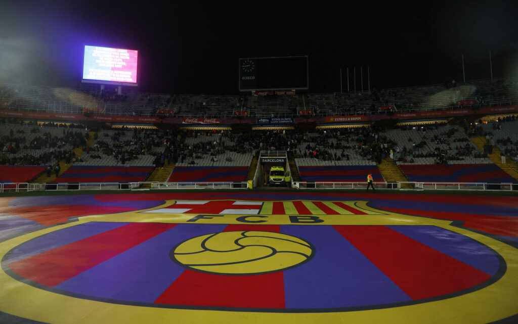 FC Barcelonas logo på jorden på det olympiske stadion.