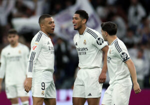 Kylian Mbappé, Jude Bellingham og Brahim Diaz fejrer en Real Madrid-scoring.
