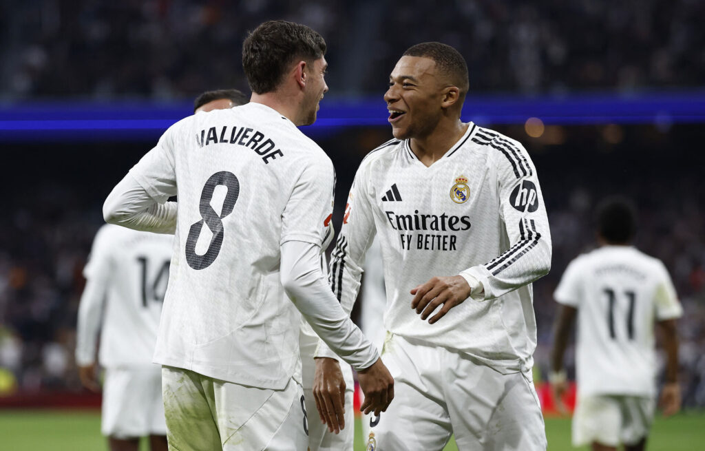 Real Madrids Federico Valverde og Kylian Mbappé fejrer en scoring.