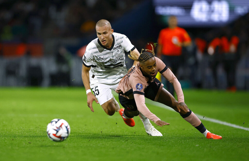 Leo Østigard i kamp om bolden i Ligue 1.