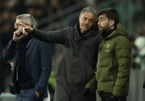 Luis Enrique peger og forklarer til sin assistent Rafel Pol under en PSG-kamp.