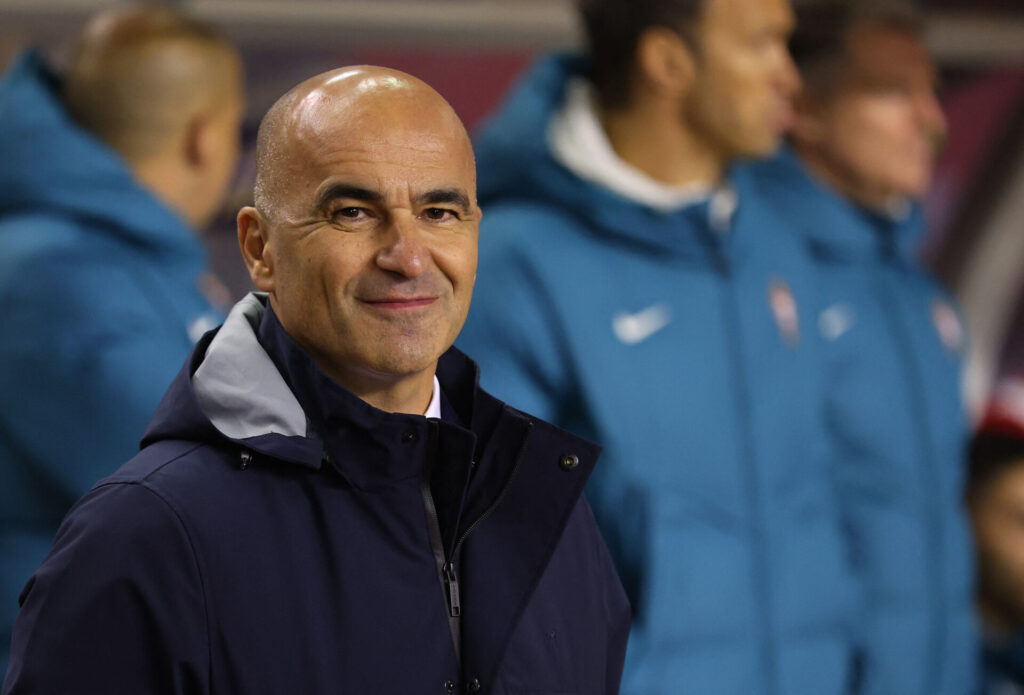 Roberto Martinez med et smil på læben på sidelinjen.