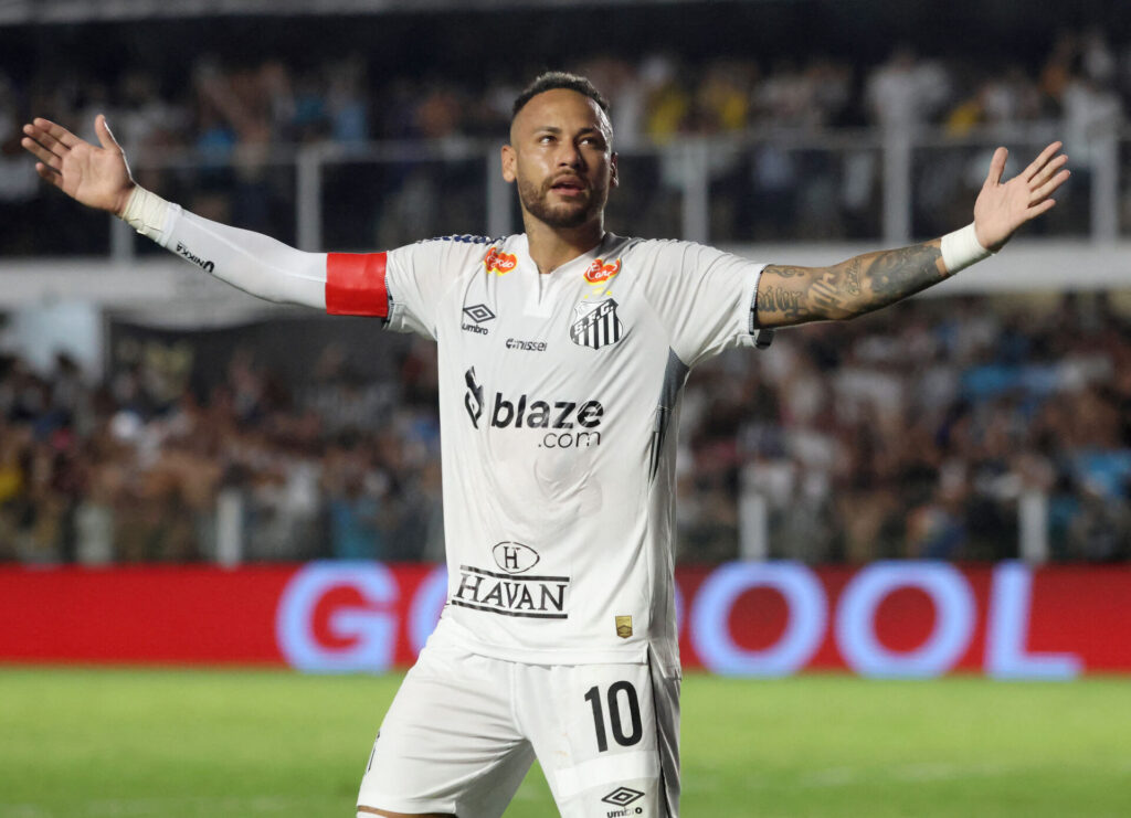 Neymar rækker armene ud til siden efter en scoring for Santos.