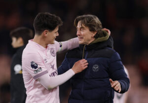 Thomas Frank jubler sammen med Christian Nørgaard efter en kamp i Premier League