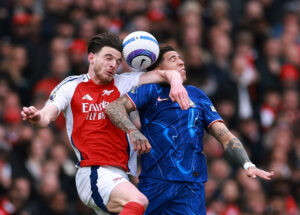 Arsenals Declan Rice i en hovedstødsduel mod Chelseas Enzo Fernandez