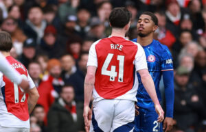 Wesley Fofana og Arsenals Declan Rice ansigt mod ansigt.