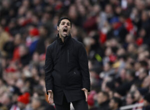 Mikel Arteta råber under en Arsenal-kamp.