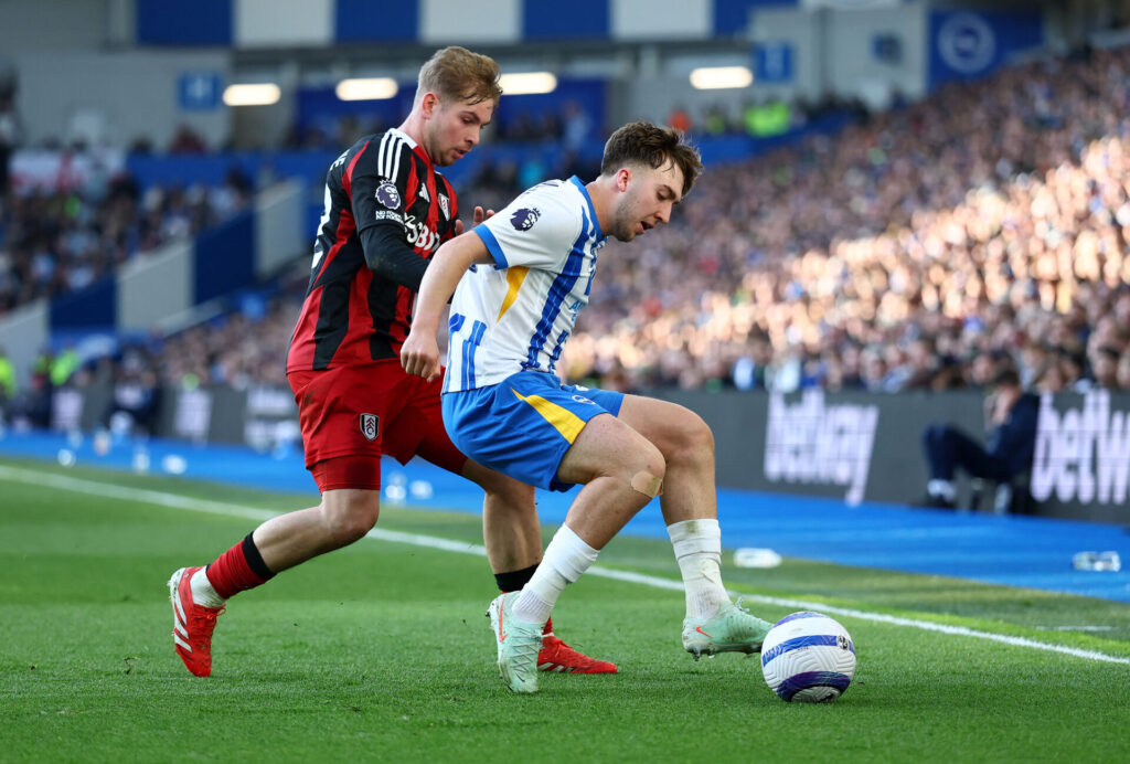 Kamp om bolden under opgøret mellem Brighton og Fulham.