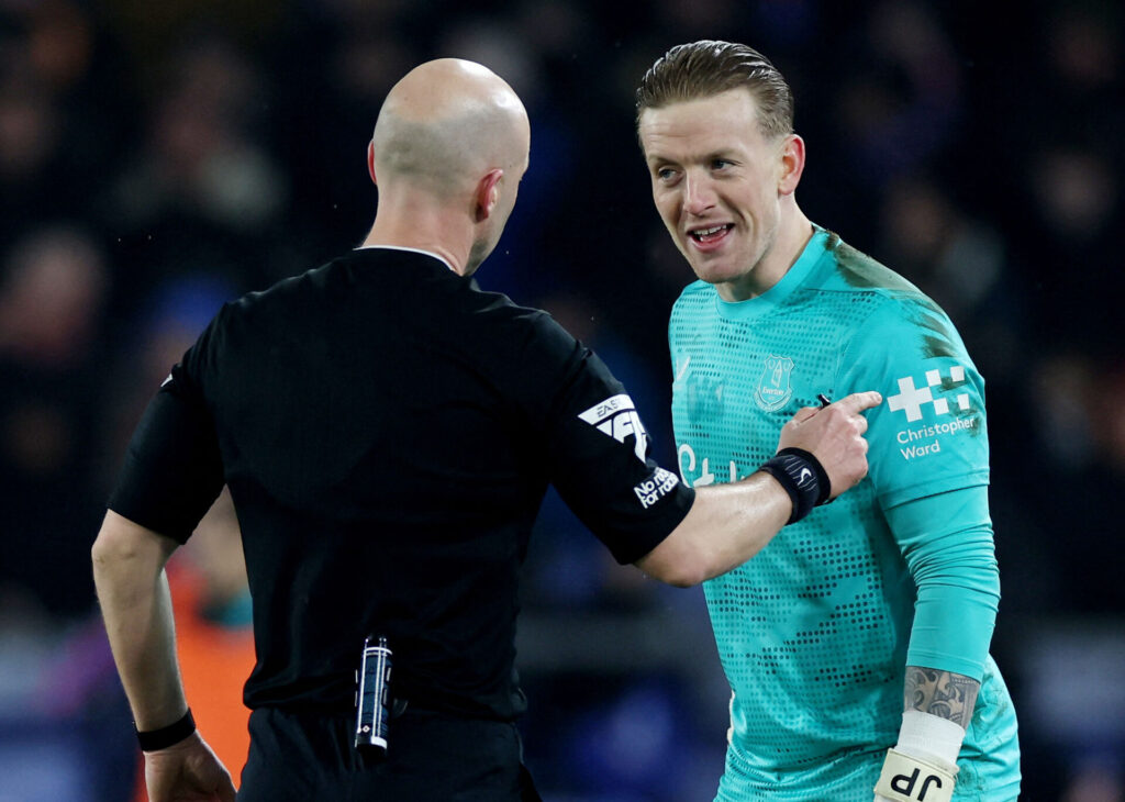 Dommer Anthony Taylor taler med Jordan Pickford fra Everton