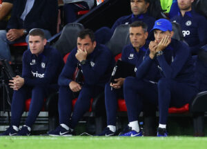 Zsolt Löw sidder på bænken i Chelsea sammen med Thomas Tuchel.