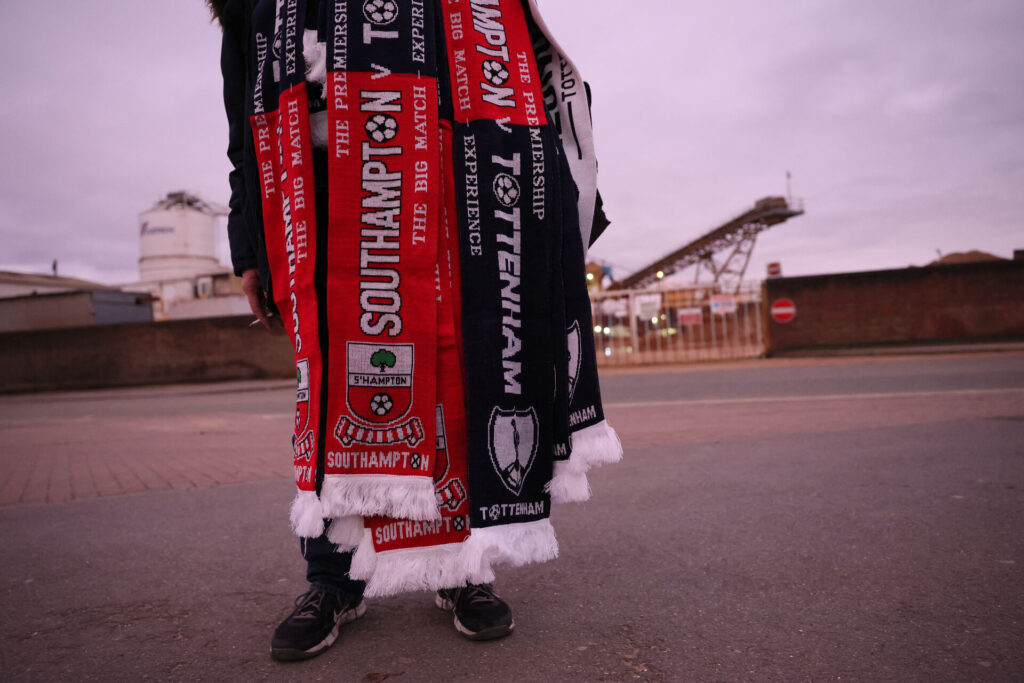 Halstørklæder med Tottenham og Southampton på.