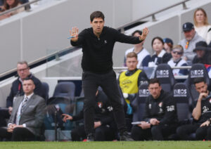 Iraola har armene ud til siden.