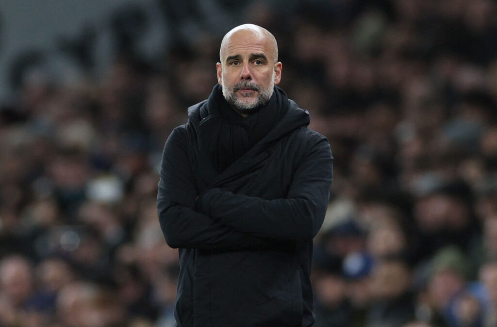 Pep Guardiola med armene over kors under en Manchester City-kamp.