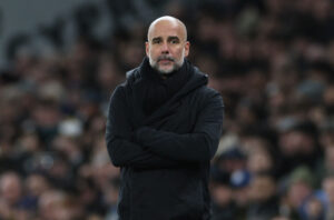 Pep Guardiola med armene over kors under en Manchester City-kamp.