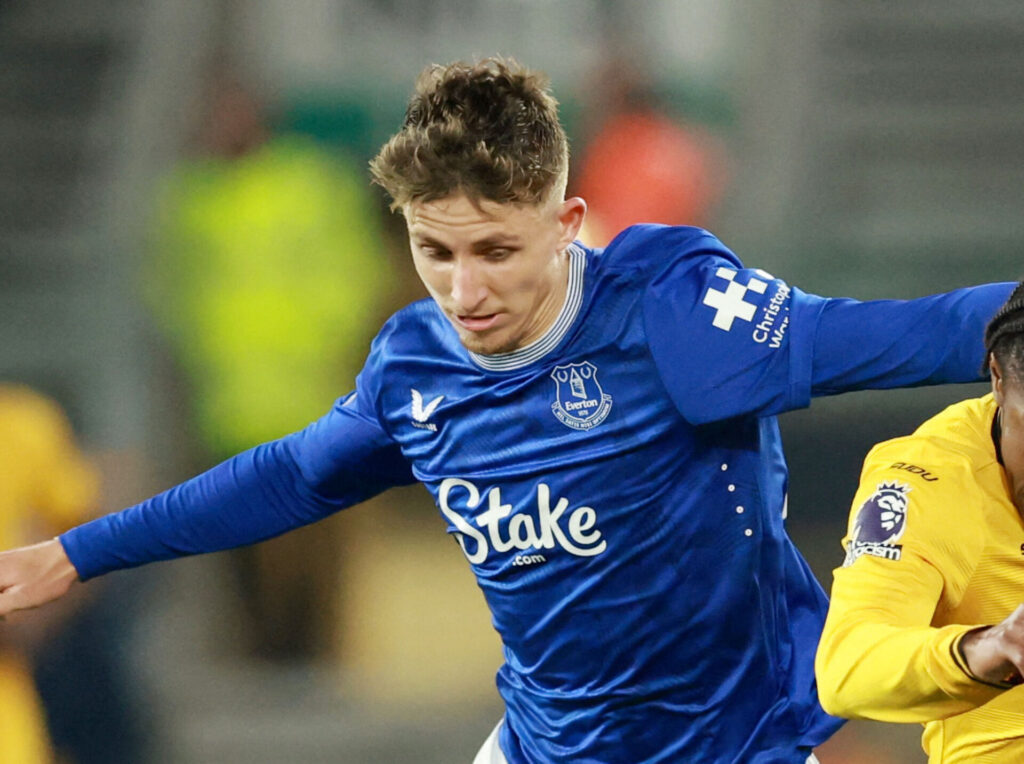 Jesper Lindstrøm i kamp for Everton