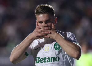 Sportings Viktor Gyökeres fejrer en scoring med sin signaturjubelscene, hvor han tager hænderne op foran ansigtet.