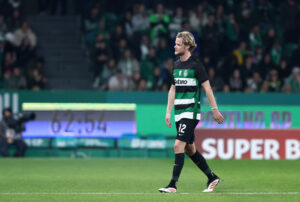 Morten Hjulmand alene på banen.