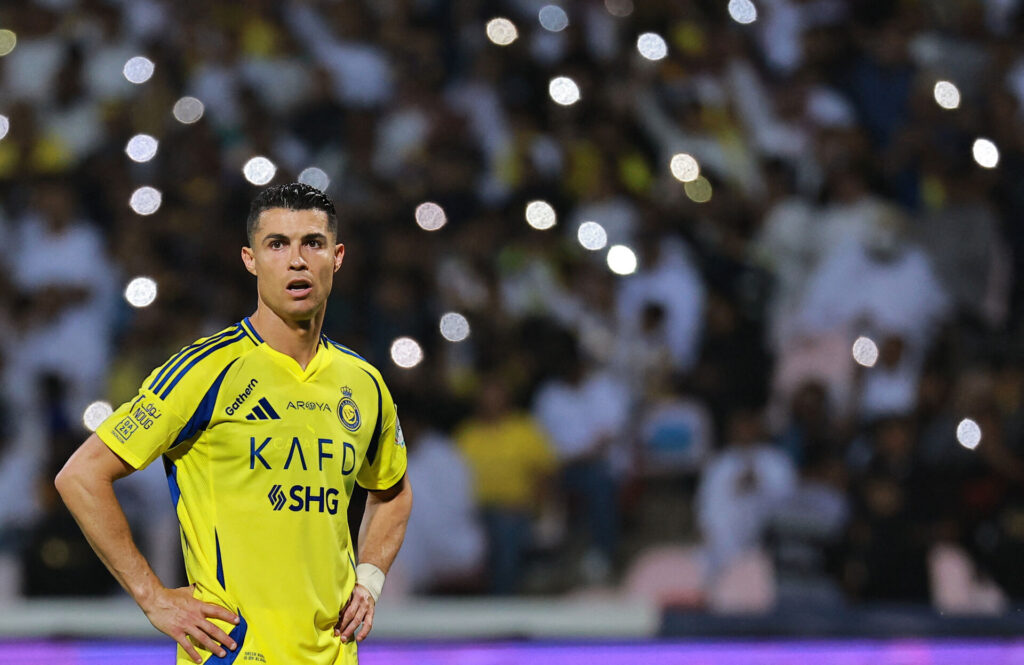 Cristiano Ronaldo med armene i siden under en kamp for Al-Nassr.