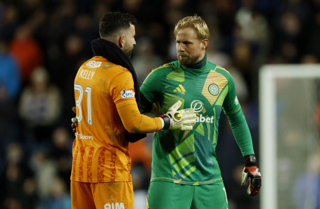 Kasper Schmeichel hilser på Liam Kelly.