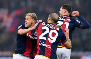 Bolognas Jens Odgaard fejrre en scoring med sine holdkammerater.