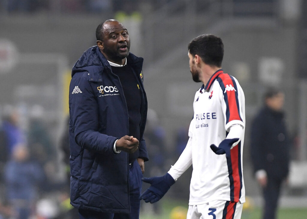 Patrick Vieira sammen med en af sine spillere i Genoa.