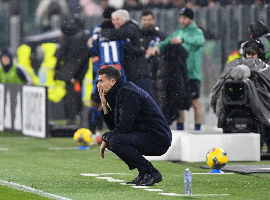 Thiago Motta sidder på hug på sidelinjen.