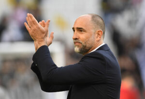 Igor Tudor klapper i sine hænder i forbindelse med sin første kamp i spidsen for Juventus.
