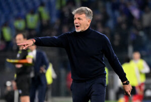 Marco Baroni peger ind på banen.