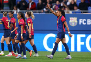 Parlluelo har fingeren i vejret efter scoring.