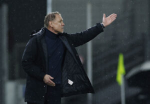 Andree Jeglertz dirigerer sine spillere.