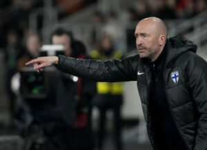 Jacob Friis peger med fingeren under VM-kvalifikationskampen mod Litauen.