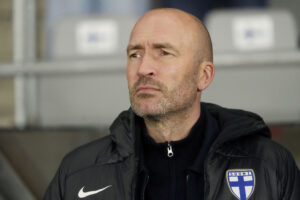 Jacob Friis på sidelinjen for Finland under opgøret mod Litauen.