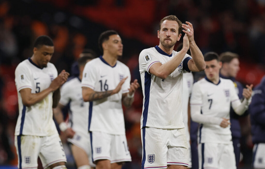 Harry Kane klapper ud til fansene efter en kamp for det engelske landshold.