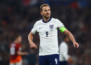 Harry Kane med et smil på læben under Englands kamp mod Letland.