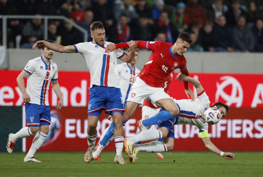 Patrik Schick i duel med Færøernes forsvar.